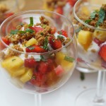 Melon- og jordbærsalat med mynte og vaniljekesam