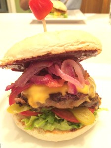 BBQ burger med Syltet Rødløk og Guacamole